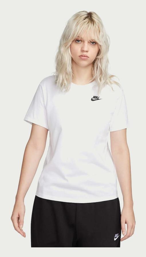 Camiseta Nike Sportswear Club Essentials Feminina