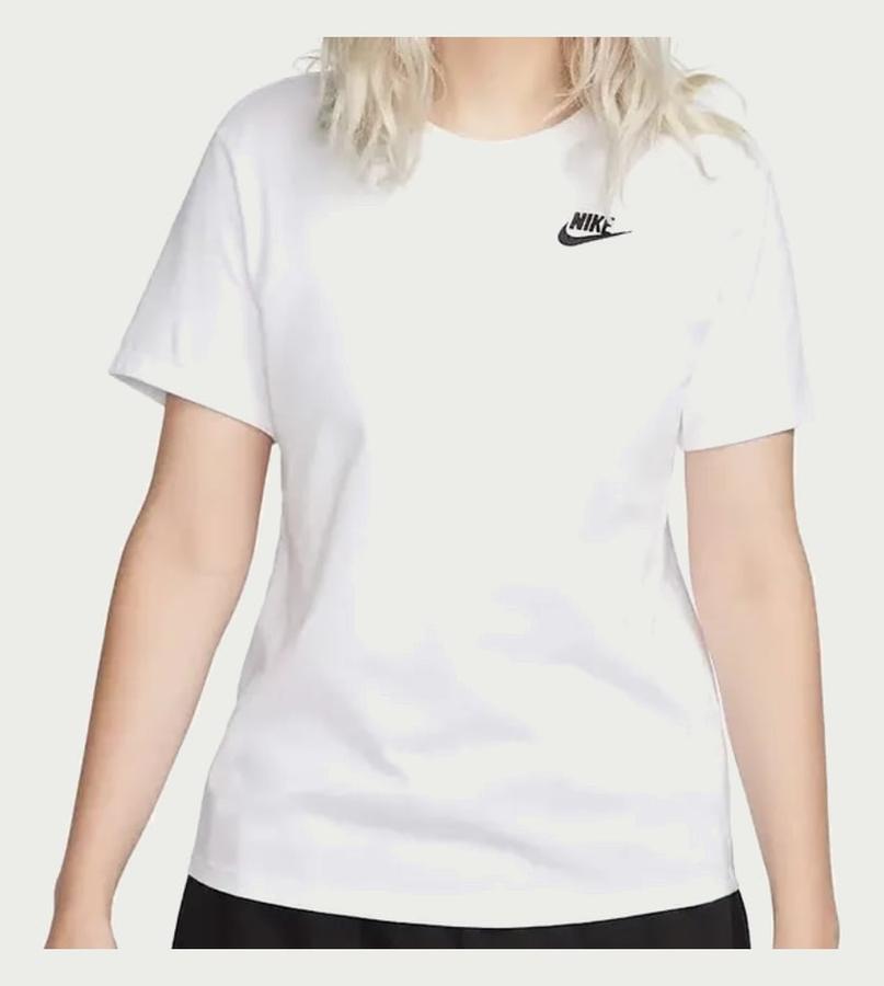 Camiseta Nike Sportswear Club Essentials Feminina